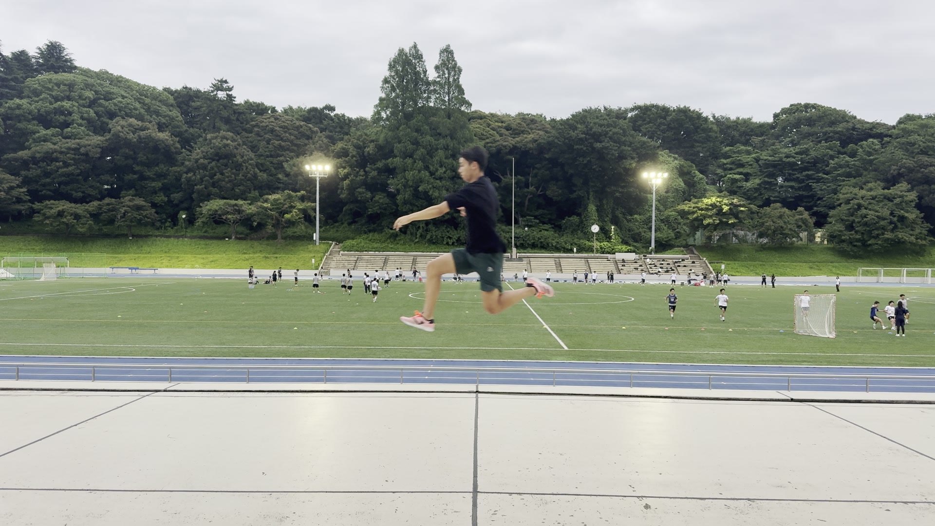 創業者の跳躍。競技場で空中にいる瞬間 / The founder mid-flight at the track